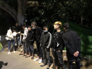 警察被两个混混脱裤玩j视频,这段视频是否属实？